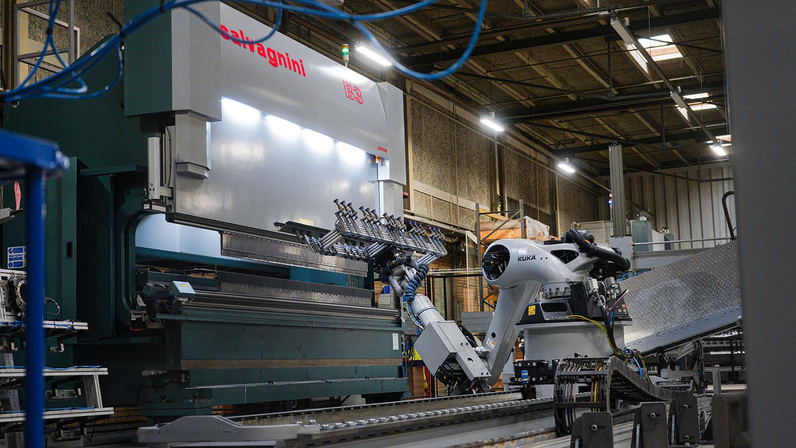 Robotkantpresse fremstiller et stålkomponent ved brug af kantbukning